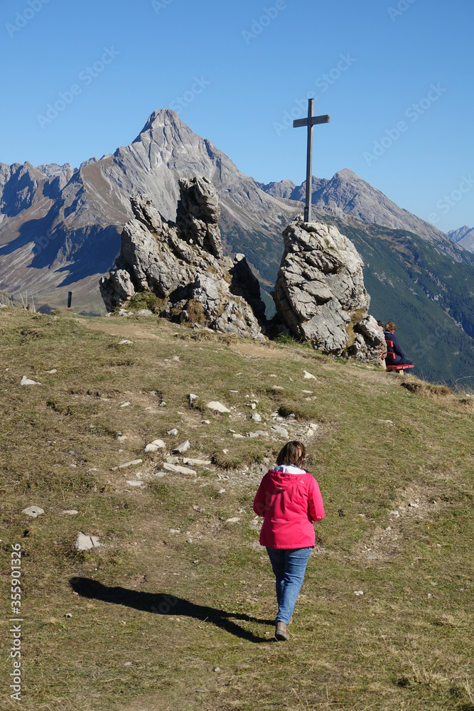 Kreuz am Hochtannbergpass, Blick zum Biberkopf