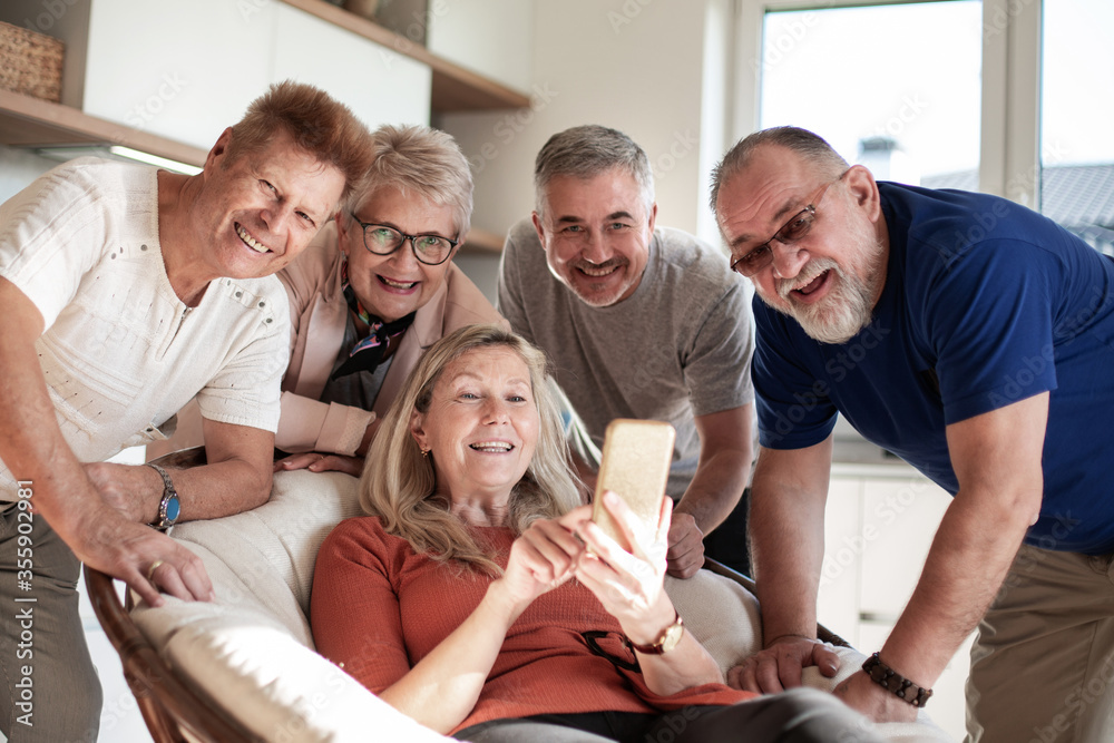 Obraz premium close up. group of happy senior friends .