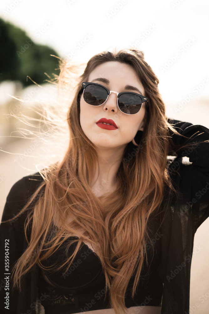 Joven modelo pelirroja con ropa negra elegante Joven modelo pelirroja con ropa negra elegante