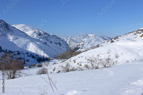 A view of the southern slopes of the Cantabrian Mountain range in winter, province of León, Spain © 9elisa9