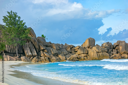 granite rocks on the Seychelles island in the ocean © Globus 60