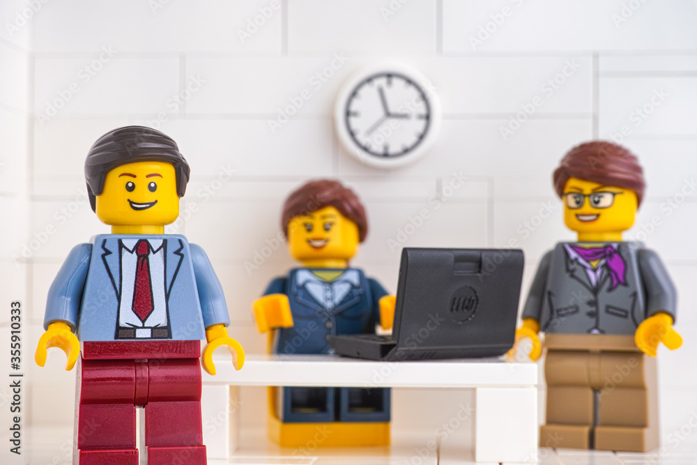 Tambov, Russian Federation - June 3, 2020 Lego minifigure businessmen  having a meeting and discussing the results of their successful teamwork.  foto de Stock | Adobe Stock
