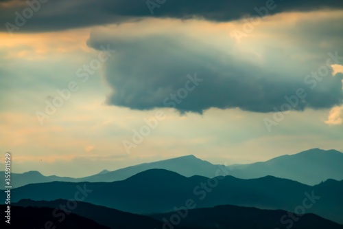 Montañas del Parque Natural Bucegi vistas desde el sur, desde el pueblo de Cap Rosu en el distrito de Prahova en Rumanía. Fondos naturales. © AngelLuis