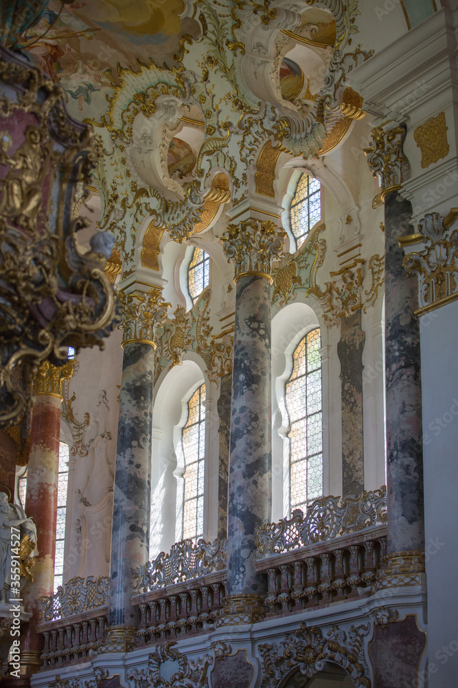 Die Wieskirche in Steingaden, Bayern, Deutschland: Bemalte Rundsäulen im Chor Altarraum der berühmten Wallfahrtskirche und Weltkulturerbe