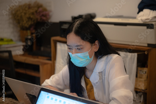 Asian business woman workin...
