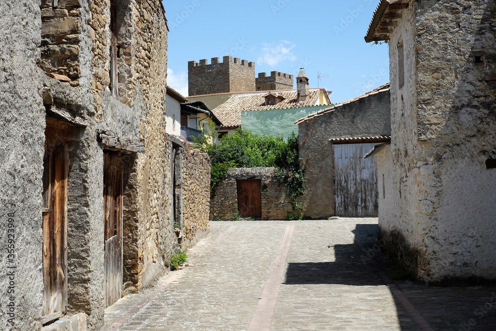 Pueblo rural con castillo medieval