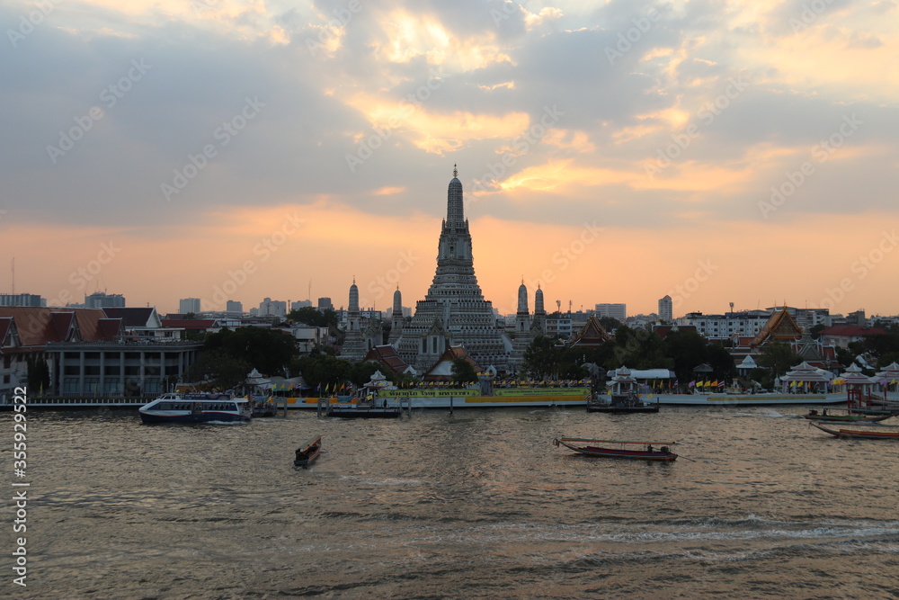 Coucher de soleil sur Wat Arun à Bangkok, Thaïlande