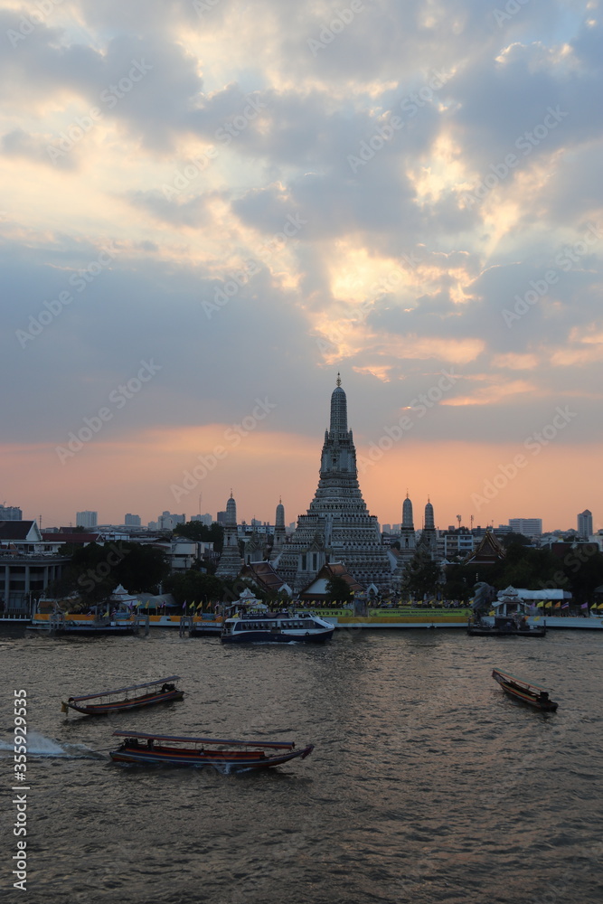 Coucher de soleil sur le Wat Arun à Bangkok, Thaïlande