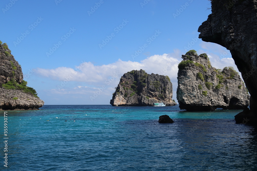 Roches karstiques dans le lagon de Koh Haa, Thaïlande Roches karstiques dans le lagon de Koh Haa, Thaïlande