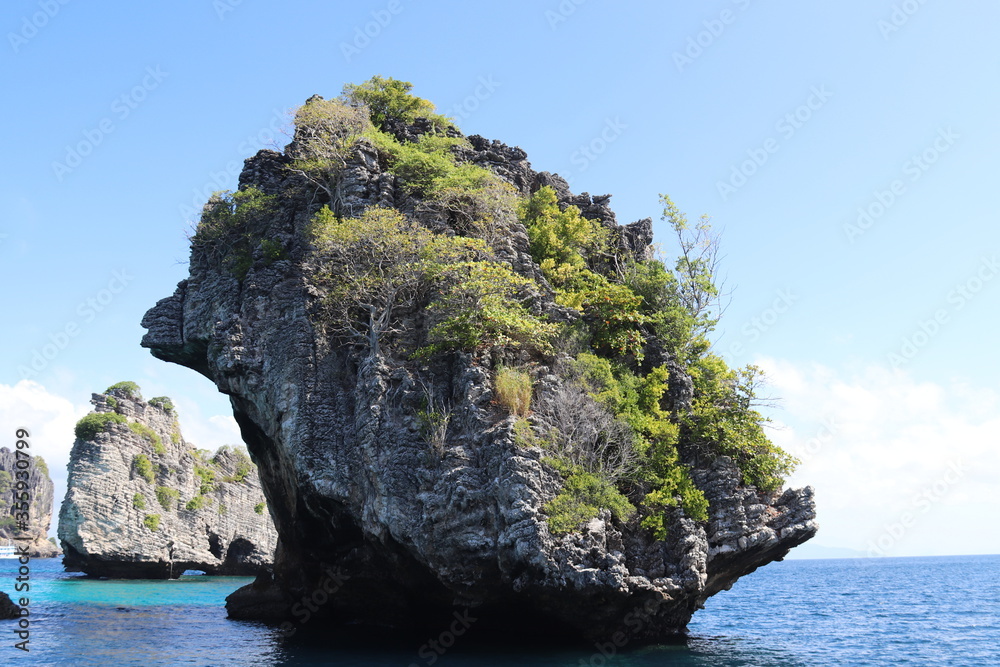 Obraz premium Roches karstiques dans le lagon de Koh Haa, Thaïlande