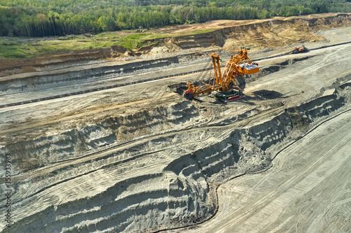Schilderij op canvas Bucket-wheel excavator for surface mining in a lignite quarry, Heavy industry of coal mining