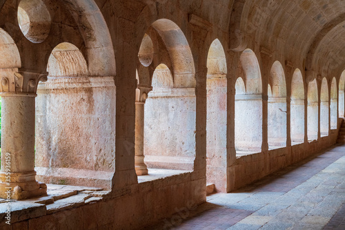 porticato e chiostro di un antica e misteriosa abbazia benedettina photo