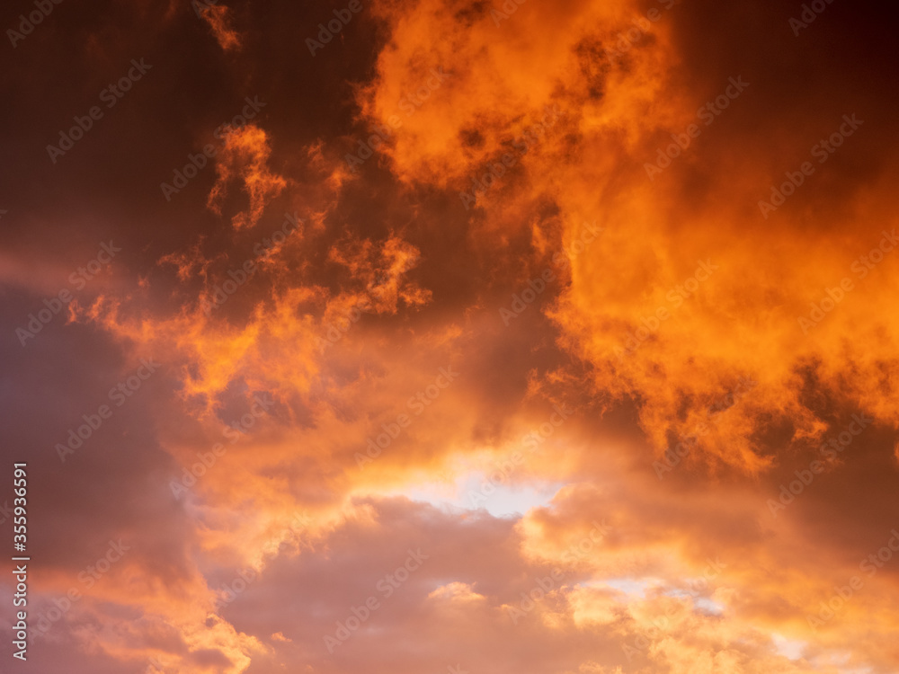 Gewitterwolken im Sonnenuntergang