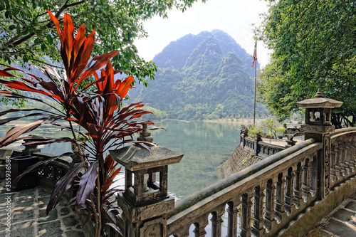 Obraz na plátně Bridge in the beautiful Tam Coc park : the terrestrial Ha Long Bay - Tràng An, V