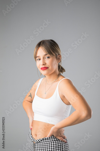 Modelo femenina joven posando en estudio fotográfico.