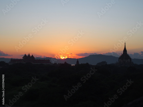 Coucher de soleil sur les temples de Bagan  Myanmar