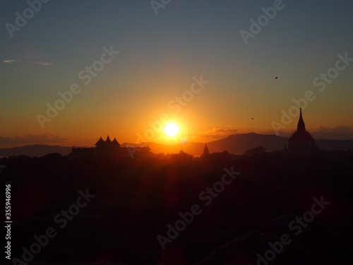 Coucher de soleil sur les temples de Bagan  Myanmar
