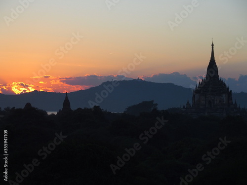 Coucher de soleil sur les temples de Bagan, Myanmar
