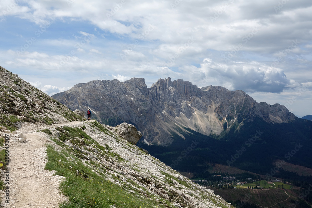 Wanderer am Rosengarten, Blick zum Latemar