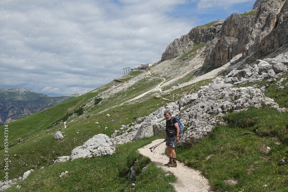 Fototapeta premium Wanderer am Rosengarten, Dolomiten