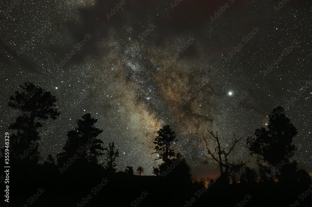  Nocne niebo pełne gwiazd i centrum naszej galaktyki Drogi Mlecznej  w Arizonie - A night sky full of stars and the center of our Milky Way galaxy in Arizona