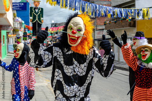 Carnaval com pessoas mascaradas que são chamadas de 