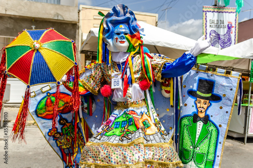 Carnaval com pessoas mascaradas que são chamadas de 