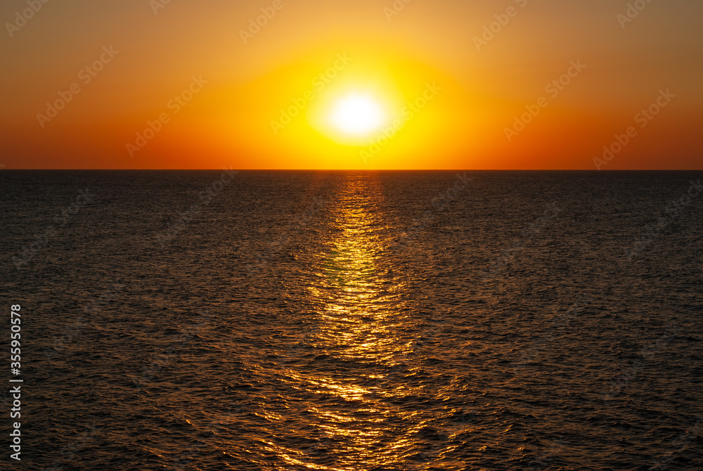 Naklejka premium Beautiful sunset above the sea