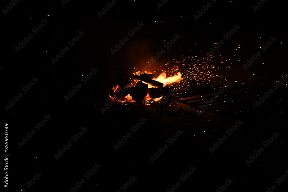 fuego, llama, fogata, fogata, calefaccion, caliente, noche, quemados, madera, acampar, llama, ardiente, anaranjada, rojo, chimenea, alumbrado, calentar, acampada, moreno, negro, arder, amarilla, pelig