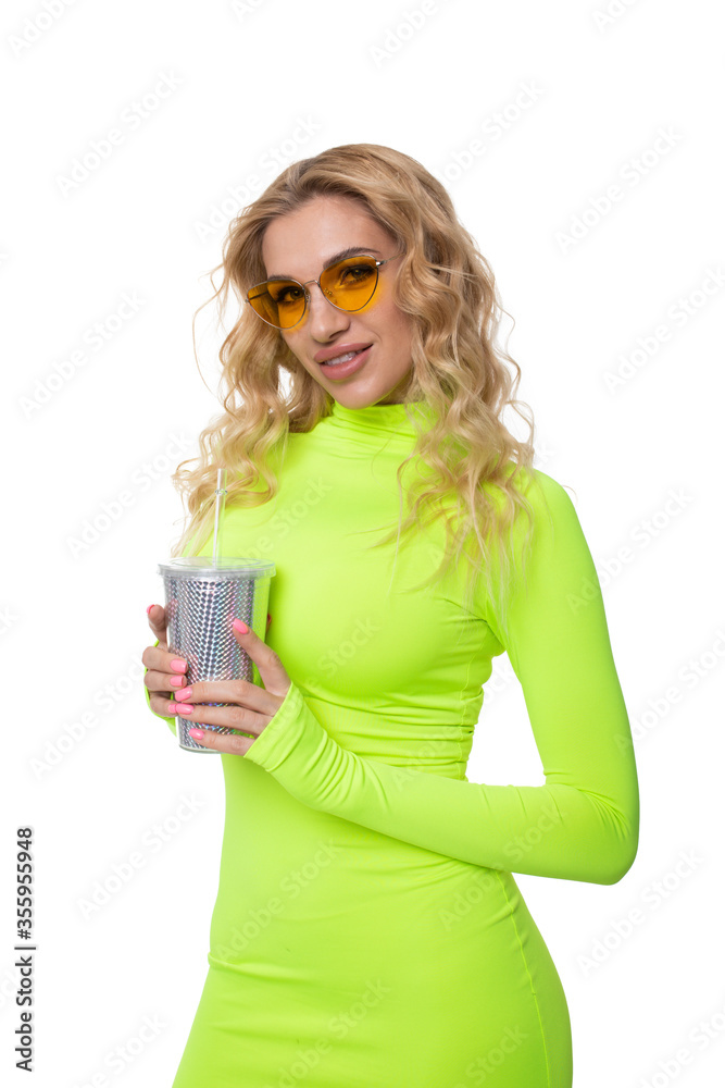 Obraz premium Portrait of a sexy blonde in a lemon-colored dress with a bright glass for a cocktail