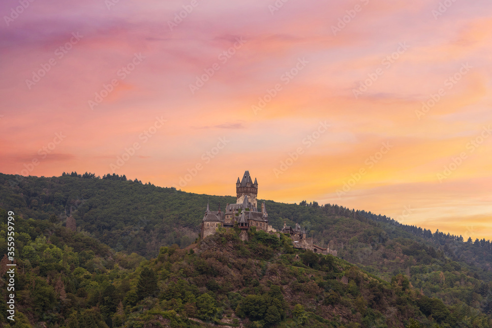 Panoramablick auf die Reichsburg Cochem in Rheinland-Pfalz, Deutschland Panoramablick auf die Reichsburg Cochem in Rheinland-Pfalz, Deutschland