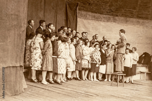 Valokuva Latvia - CIRCA 17 june 1928: An amateur choir preparing for Latvian song competi