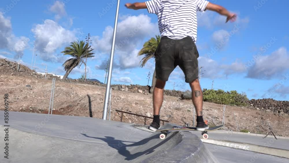 Skateboarding. Hombre joven patina con su tabla en un parque de skate 1.
