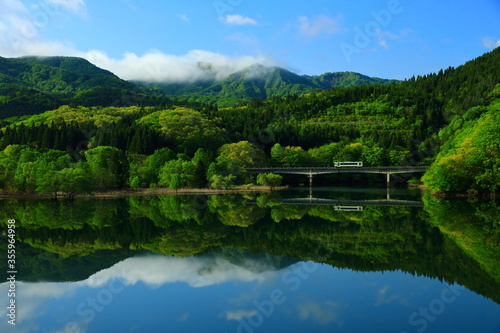 新緑の錦秋湖