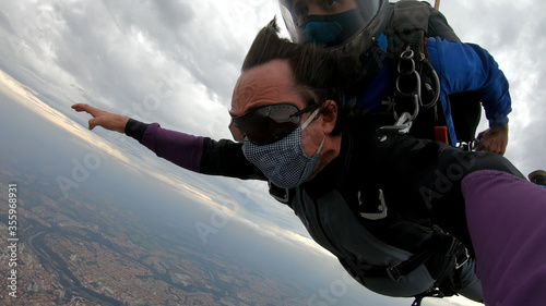 Skydiving tandem with protective mask after the lockdown