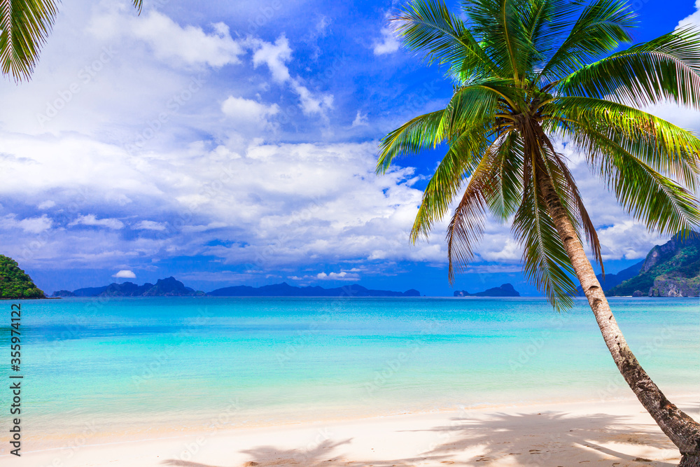 Wonderful idyllic nature scenery - tropical beach of El Nido. Palawan island , Philippines - obrazy, fototapety, plakaty 