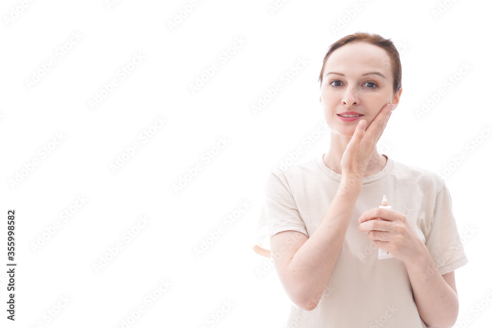 スキンケアをする若い女性 スキンケアをする若い女性