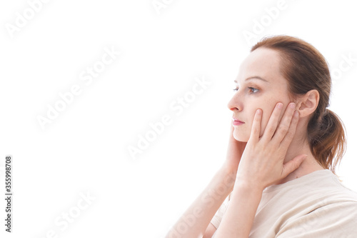 スキンケアをする若い女性