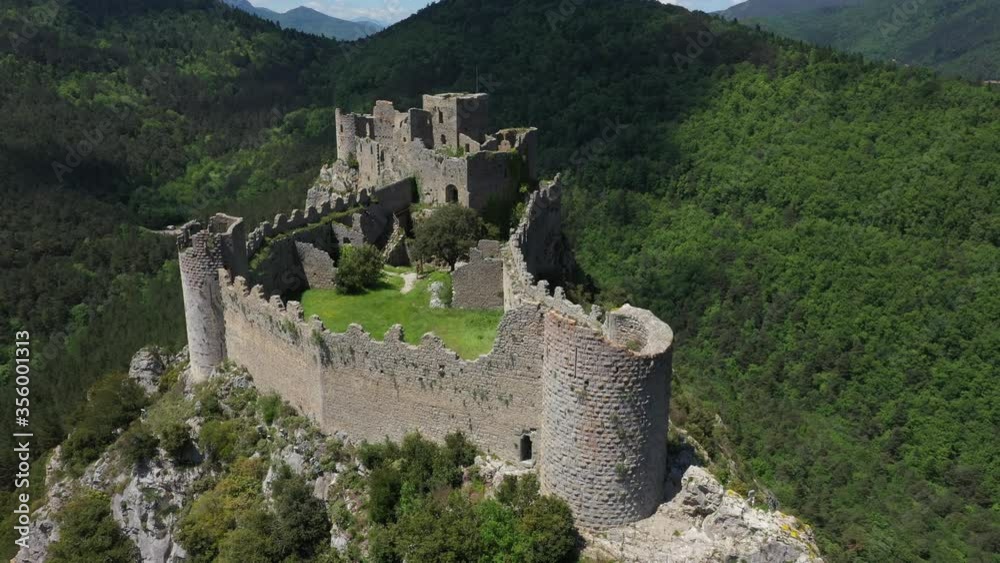 Vue aérienne par drone des Châteaux du Pays de Cathare Vue aérienne par drone des Châteaux du Pays de Cathare