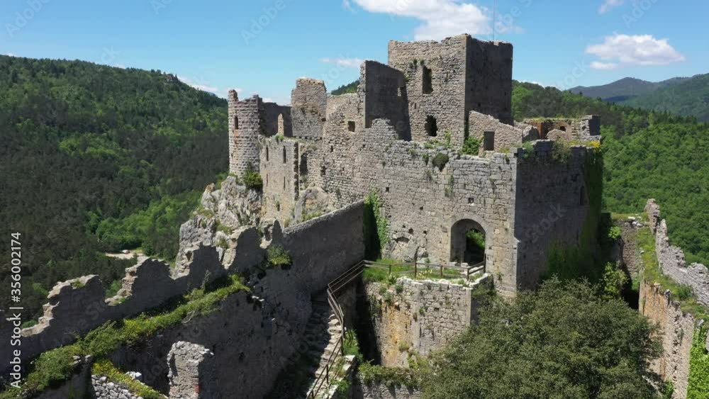 Vue aérienne par drone des Châteaux du Pays de Cathare