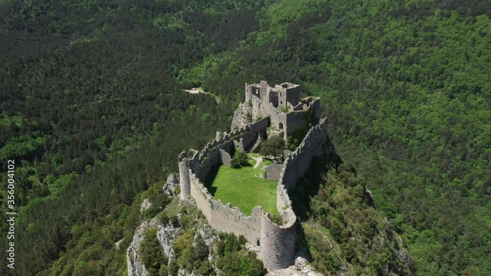 Vue aérienne par drone des Châteaux du Pays de Cathare