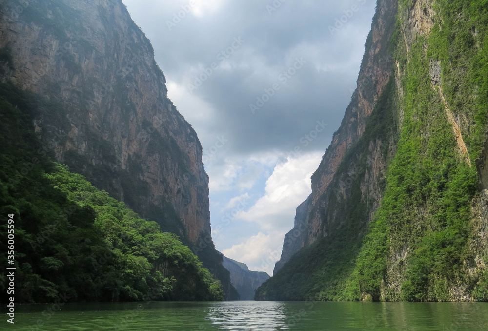 Fototapeta premium cielo agua entre las montañas del cañon del sumidero en chiapas mexico