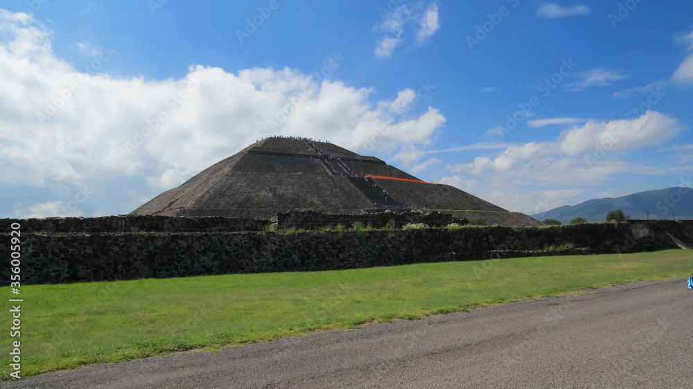 Fototapeta premium piramide del sol en teotihuacan mexico