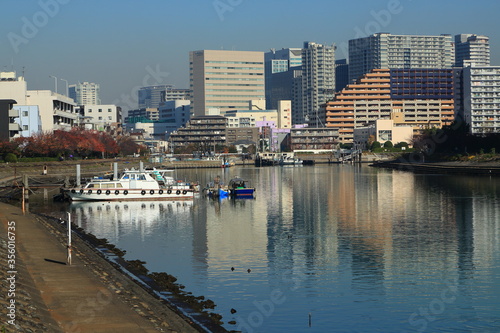 勝島運河と品川の高層ビル群