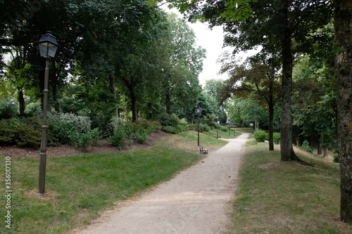 Fototapeta Naklejka Na Ścianę i Meble -  Allée déserte dans un jardin public de Vannes en Bretagne.
