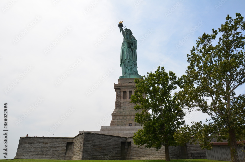 statue of liberty landmark with torch and sky