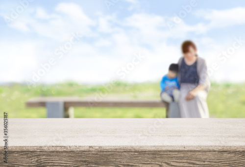 商品背景 ベンチに座る親子と野原