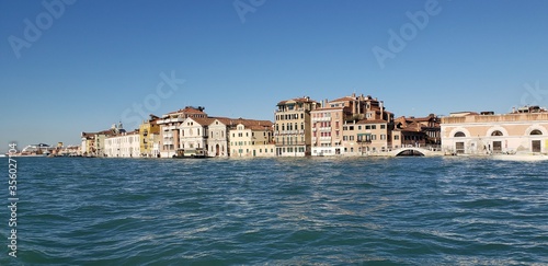 Fototapeta Naklejka Na Ścianę i Meble -  travel and tourism in Venice, Italy in autumn season