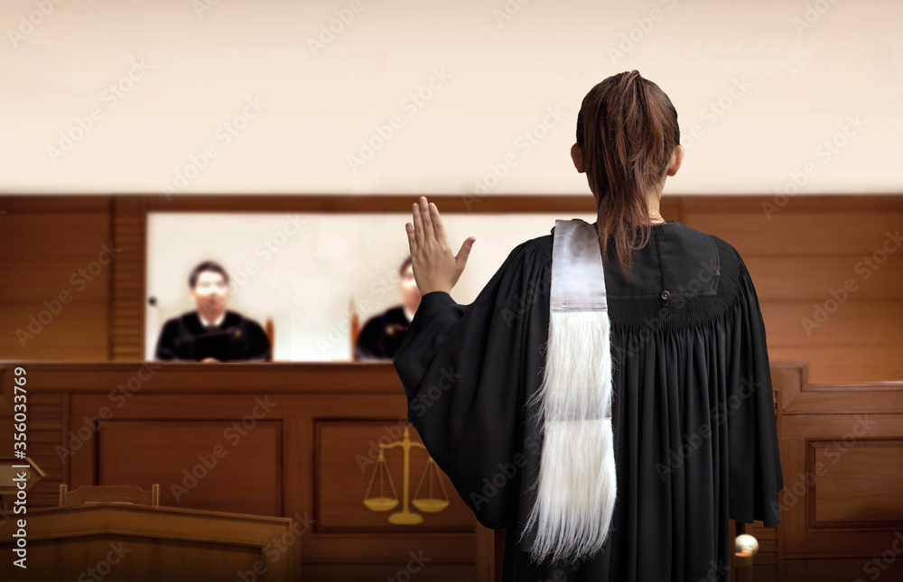 Φωτογραφία back of lawyer truth swearing to attorney in trial court on courtroom
