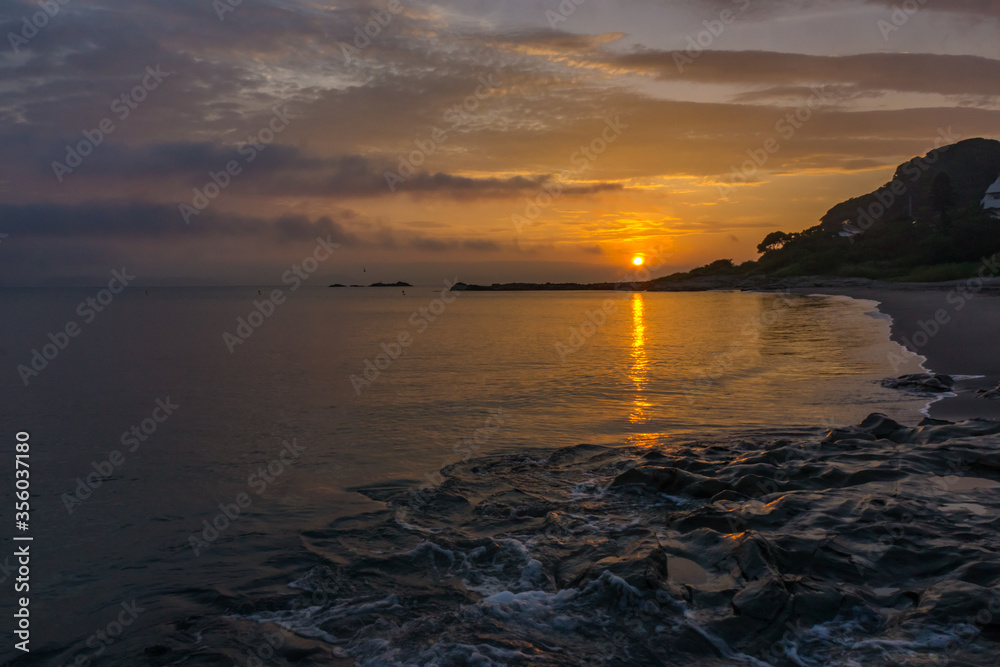 Fototapeta premium 夕陽の沈む海岸